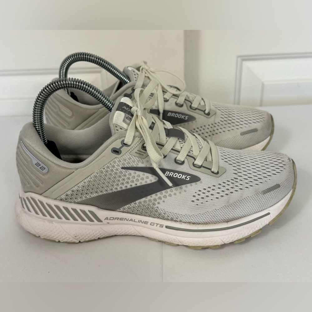 Brooks Adrenaline GTS 22‎ Shoes Women's 7 B White Running Athletic Sneakers